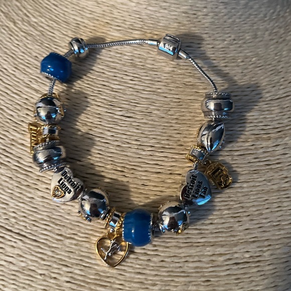 NFL DETROIT LIONS PRE-LOVED BRACELET CHARM FROM THE BRADFORD EXCHANGE - Picture 7 of 17